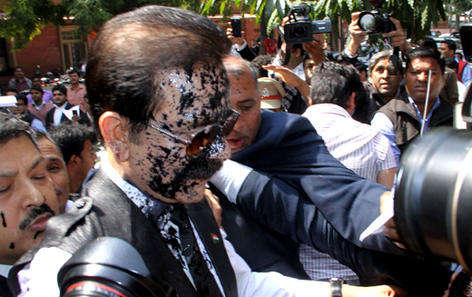 Ink thrown on Subrata Roy’s face in SC complex